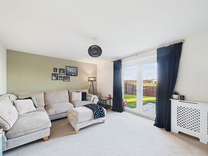 3 Bedroom Semi-detached House For Sale In Waudby Way, Hull, HU9