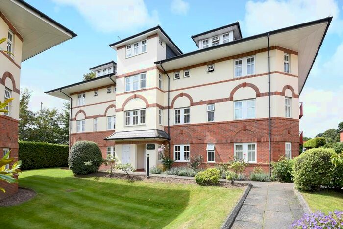 2 Bedroom Flat To Rent In Claremont Avenue, Woking, GU22