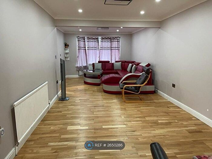 4 Bedroom Semi-Detached House To Rent In West Way, Hounslow, TW5