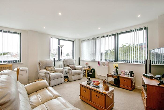 2 Bedroom Flat For Sale In High Street North, Poole, BH15