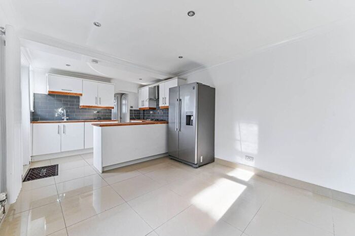 2 Bedroom Flat For Sale In Portland Road, South Norwood, London, SE25
