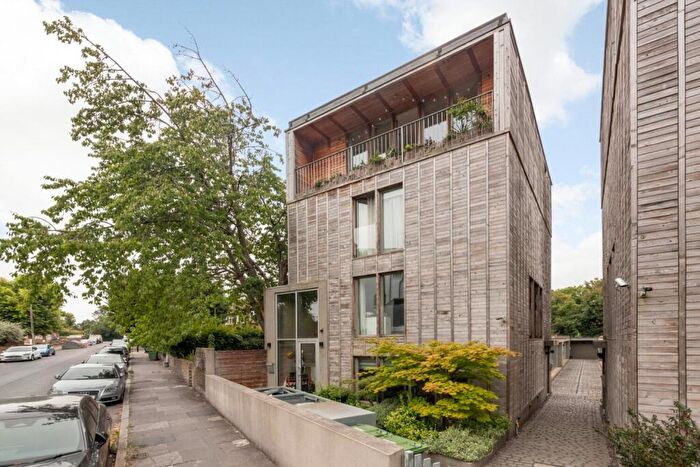 2 Bedroom Maisonette For Sale In Geoffrey Road, Brockley, London, SE4