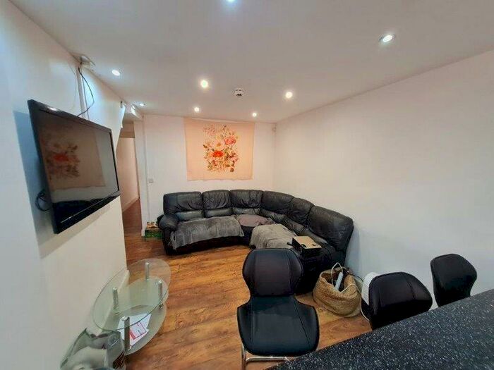 7 Bedroom House Of Multiple Occupation To Rent In Langley Road, Manchester, Greater Manchester, M14