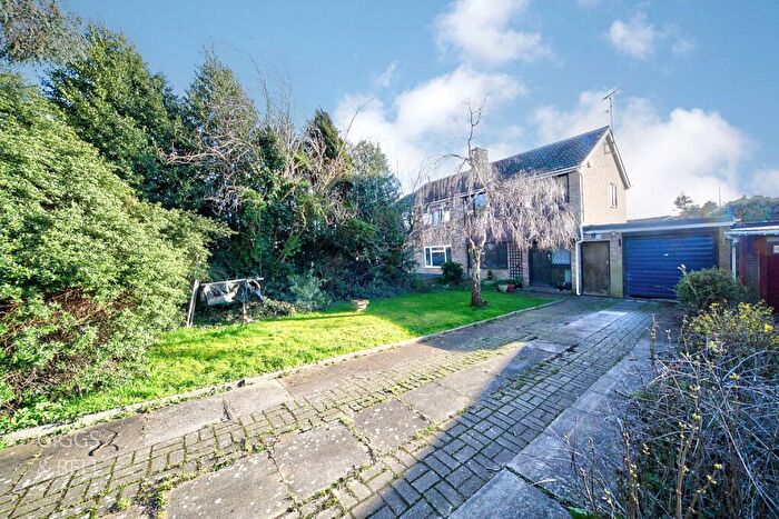 3 Bedroom Semi Detached House For Sale In Handcross Road, Luton, Bedfordshire, LU2