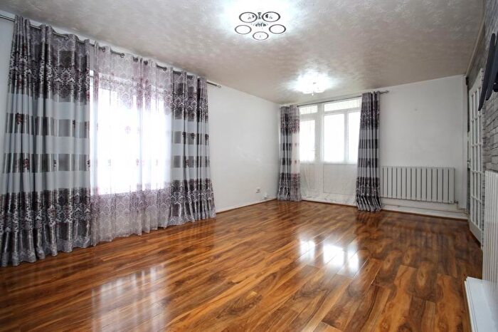 2 Bedroom Flat To Rent In Herrick Close, Southampton, SO19