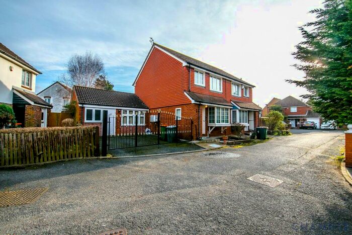 3 Bedroom Semi-Detached House To Rent In Vanbrugh Close, Beckton, E16