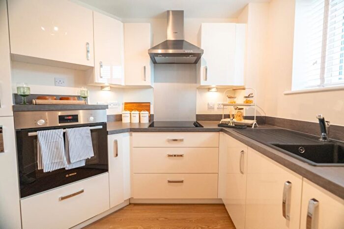 2 Bedroom Flat For Sale In Thatcham, Berkshire, RG19