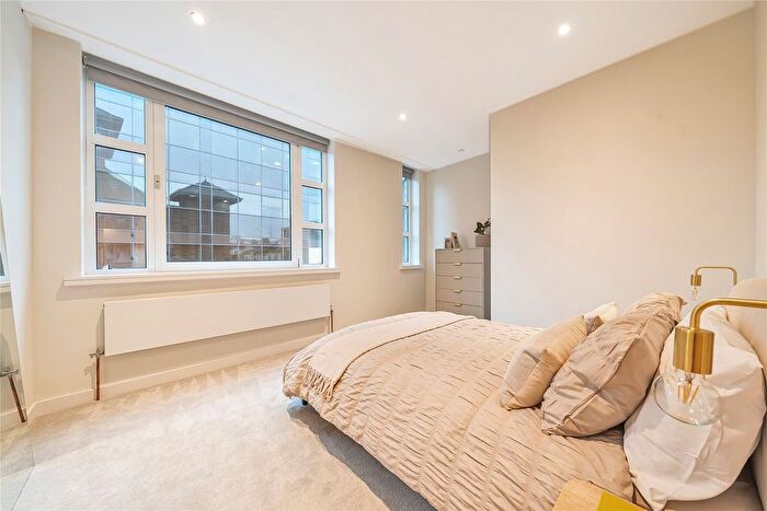 2 Bedroom Flat For Sale In Woking, Surrey, GU21