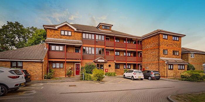 1 Bedroom Flat For Sale In Palmer Avenue, Bushey, WD23