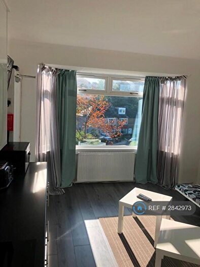 5 Bedroom Flat To Rent In Sighthill Crescent, Edinburgh, EH11