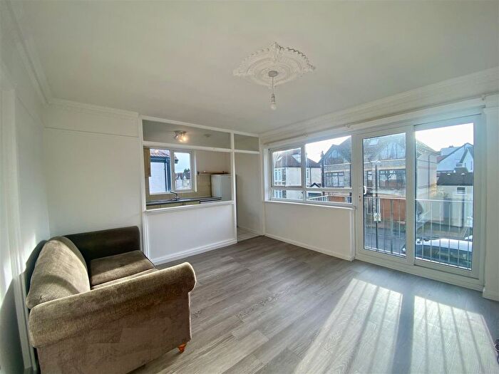 2 Bedroom Flat To Rent In Holmes Grove, Henleaze, Bristol, BS9