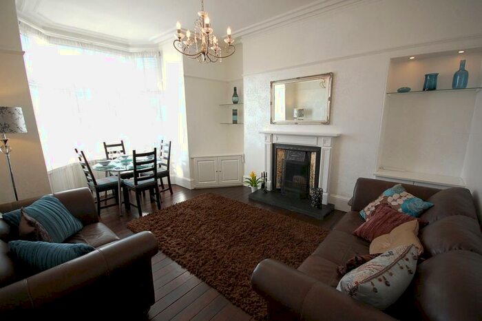 2 Bedroom Apartment To Rent In Forest Avenue, Top Floor, Aberdeen, AB15