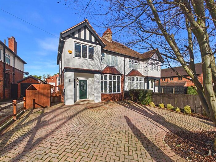 3 Bedroom Semi-Detached House For Sale In Swanland Road, Hessle, HU13