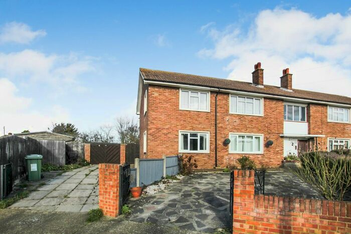 2 Bedroom Maisonette To Rent In Lulworth Drive, Romford, RM5