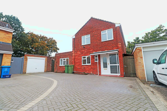 4 Bedroom Detached House To Rent In Middleton Gardens, Farnborough, GU14