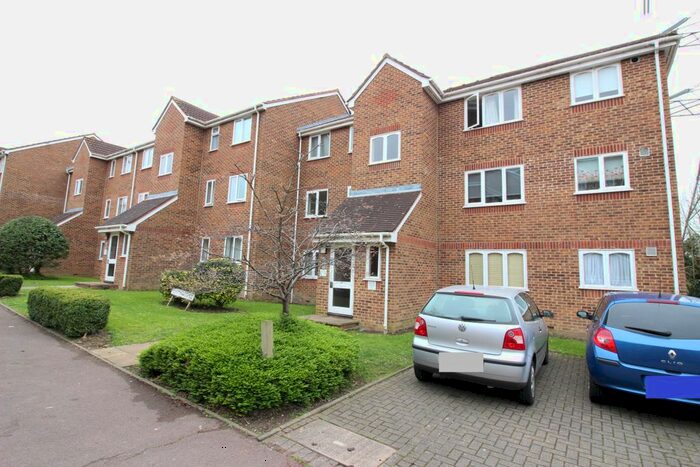 1 Bedroom Flat To Rent In Percy Gardens, Worcester Parfk, KT4