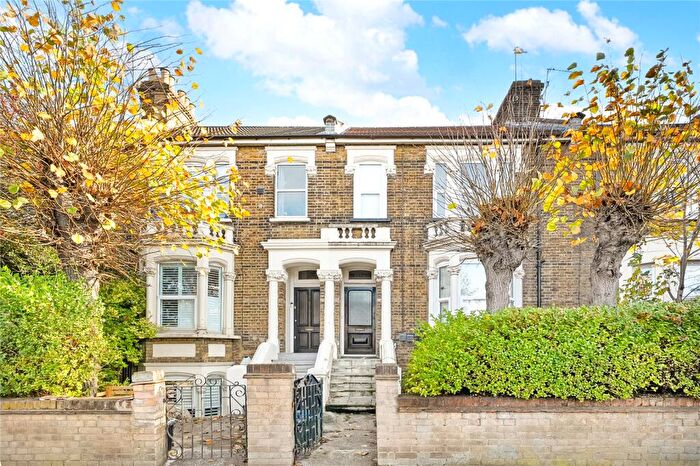 1 Bedroom Flat For Sale In Hollybush Hill, Wanstead, London, E11