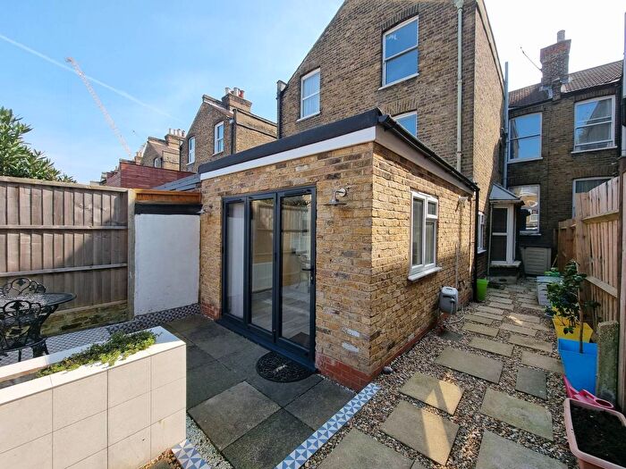 2 Bedroom Flat To Rent In Courcy Road, Turnpike Lane, N8