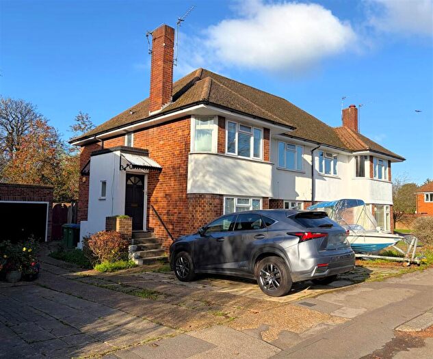 2 Bedroom Maisonette For Sale In The Broadway, Thames Ditton, KT7