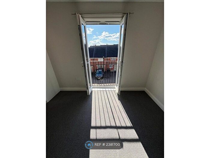 1 Bedroom Flat To Rent In The Square, Loughton, IG10