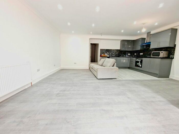 2 Bedroom Flat To Rent In High Road, London, N15