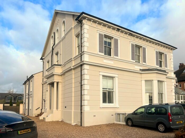 2 Bedroom Flat To Rent In Flat, Warwick Place, Leamington Spa, Warwickshire, CV32