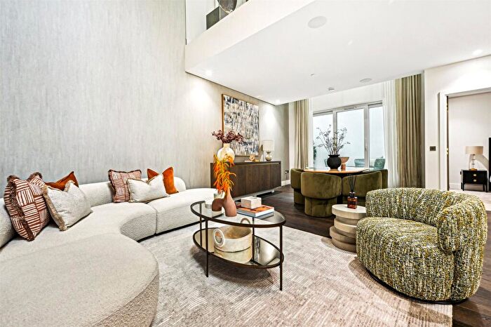 2 Bedroom Apartment For Sale In Pinks Mews, The Dyers Building, Holborn, EC1N