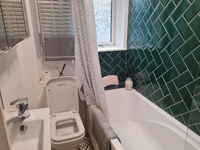 1 Bedroom Flat To Rent In Weavers Close, Isleworth, London, TW7