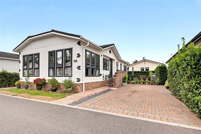 3 Bedroom Park Home For Sale In Victoria Gardens, Barkham Ride, Finchampstead, Wokingham, RG40