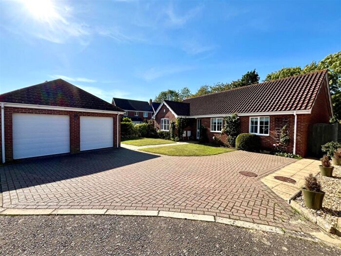 3 Bedroom Bungalow For Sale In Peacock Chase, Wymondham, NR18