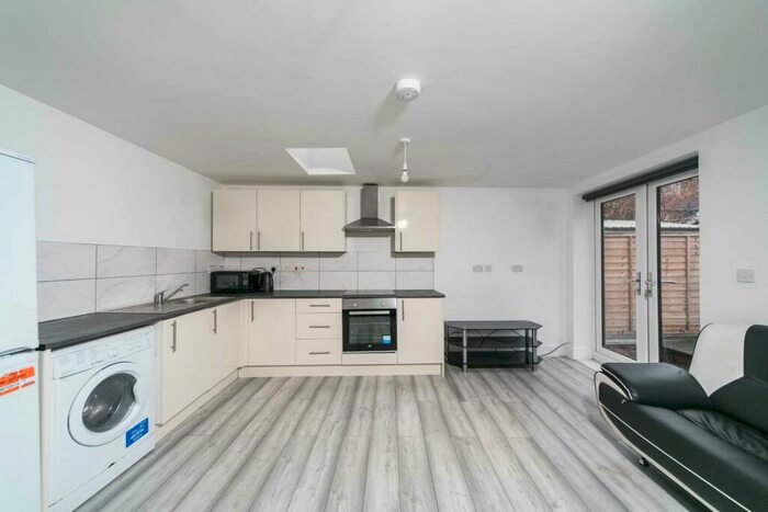 3 Bedroom Apartment To Rent In Oxford Road, Reading, RG30