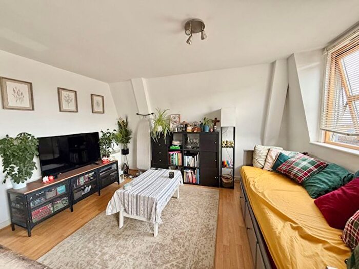 2 Bedroom Flat To Rent In Hendre Road, SE1