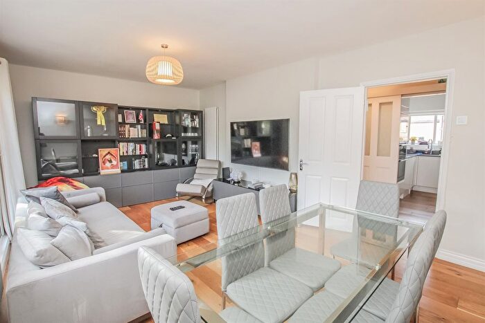 3 Bedroom Flat To Rent In Rosewood House, Manor Hall Drive, Hendon, NW4