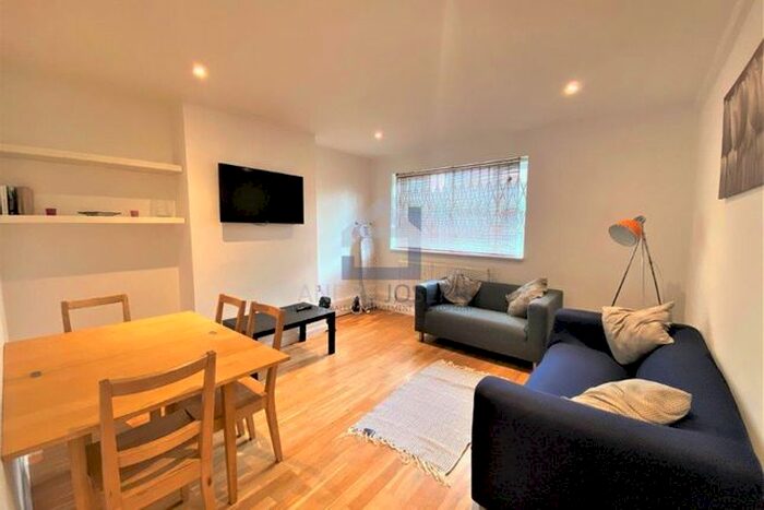 4 Bedroom Flat To Rent In Poynders Gardens, Clapham South, London, SW4
