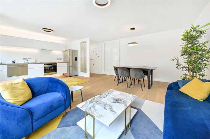 3 Bedroom Flat To Rent In Clarges Street, Shepherd Market, W1J