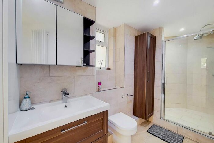 3 Bedroom Flat For Sale In Worbeck Road, Penge, London, SE20