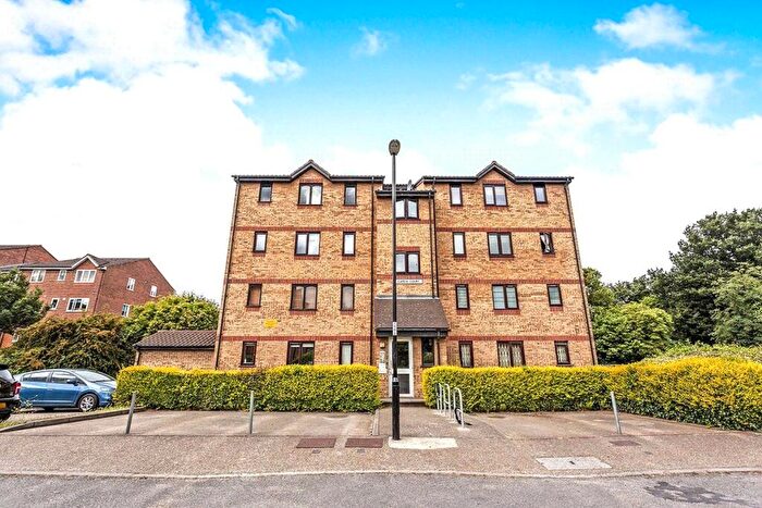 Flat To Rent In Samuel Close, London, SE14
