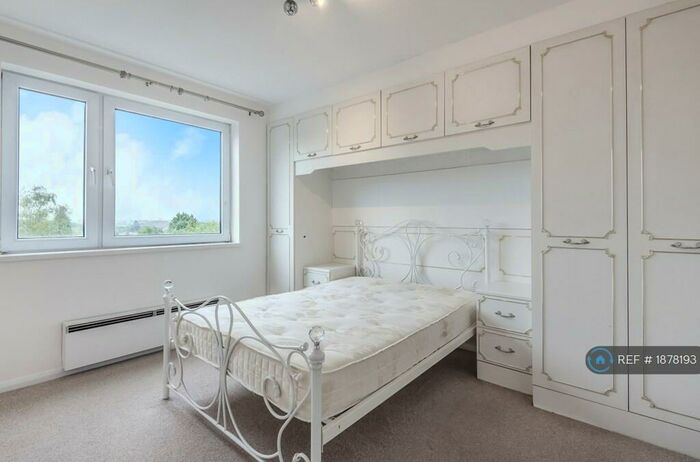 2 Bedroom Flat To Rent In Mountcombe Close, Surbiton, KT6