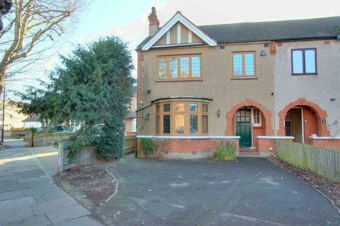 4 Bedroom House To Rent In Cecil Road, Enfield, EN2