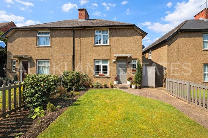 2 Bedroom Cottage For Sale In Taylers Cottages, Potters Bar, EN6
