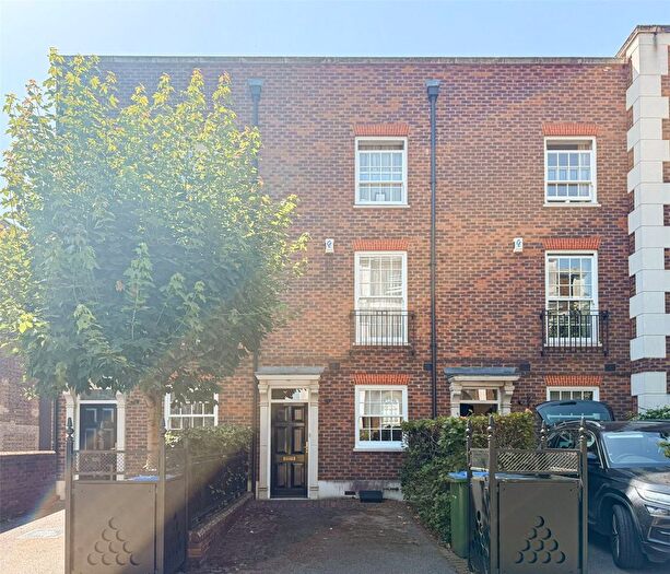 3 Bedroom Terraced House For Sale In Cadogan Road, Woolwich, SE18