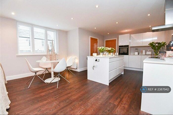 3 Bedroom Flat To Rent In Rocky Lane, Wirral, CH60