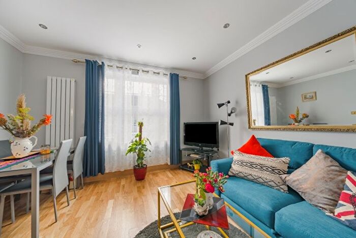 3 Bedroom Flat To Rent In Bentworth Road, London, W12