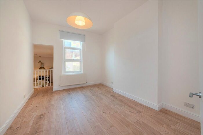 2 Bedroom Flat To Rent In Portobello Road, London, W10