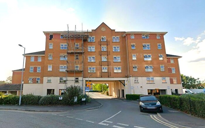 2 Bedroom Flat To Rent In Pickfords Gardens, Slough, SL1