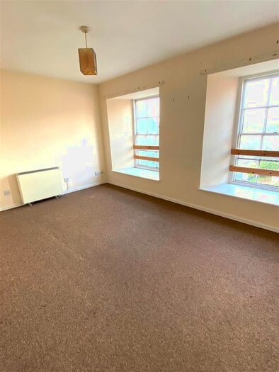 1 Bedroom Flat To Rent In Main Street, Pembroke, SA71