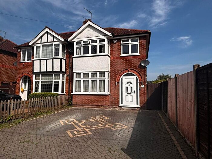 3 Bedroom Semi-Detached House For Sale In Heathcote Avenue, Hatfield, AL10