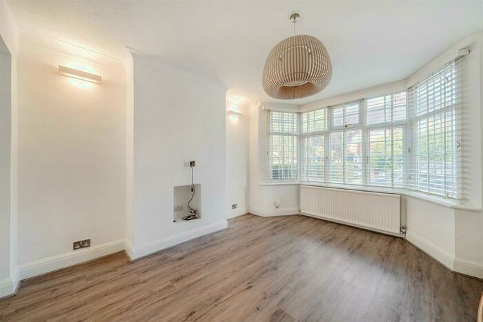 4 Bedroom Semi-Detached House To Rent In Spa Close, London, SE25
