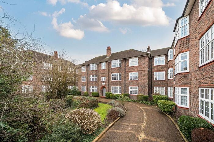 3 Bedroom Flat For Sale In Grove Crescent, Kingston Upon Thames, Surrey, KT1