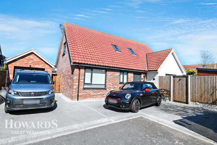 4 Bedroom Chalet For Sale In Bridle Close, Hemsby, NR29